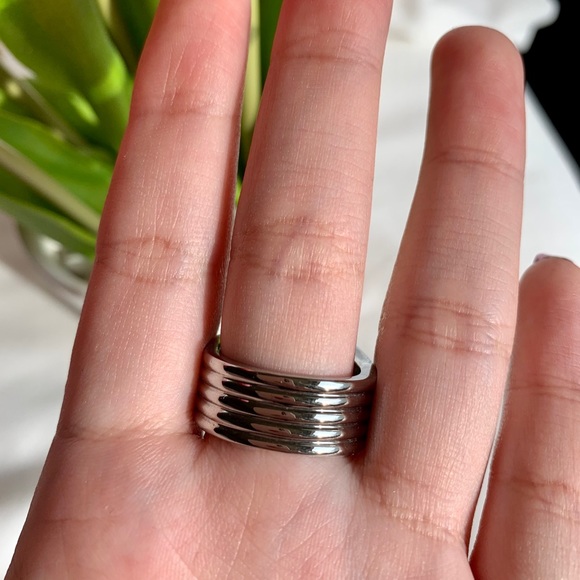 ✨Ann Taylor Silver Statement Ring w/ Faux Diamonds - Picture 7 of 8